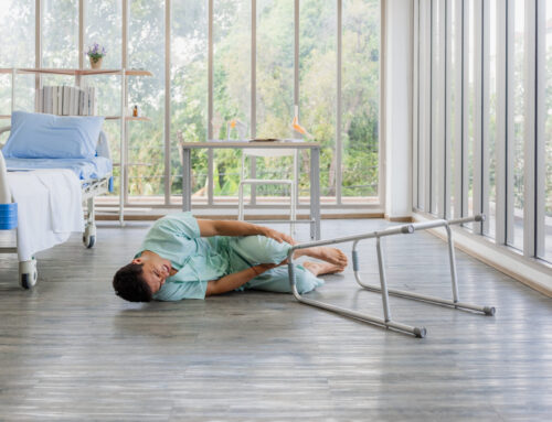 Verstoß gegen Verkehrssicherungspflicht – 44.000 € Schmerzensgeld für Sturz im Krankenhaus